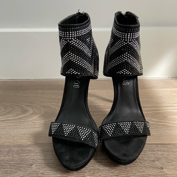 Gorgeous studded heels - Picture 2 of 3